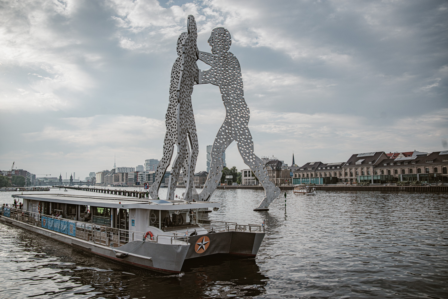 Molecule Men – Die 30-Meter-Skulptur mitten in der Spree