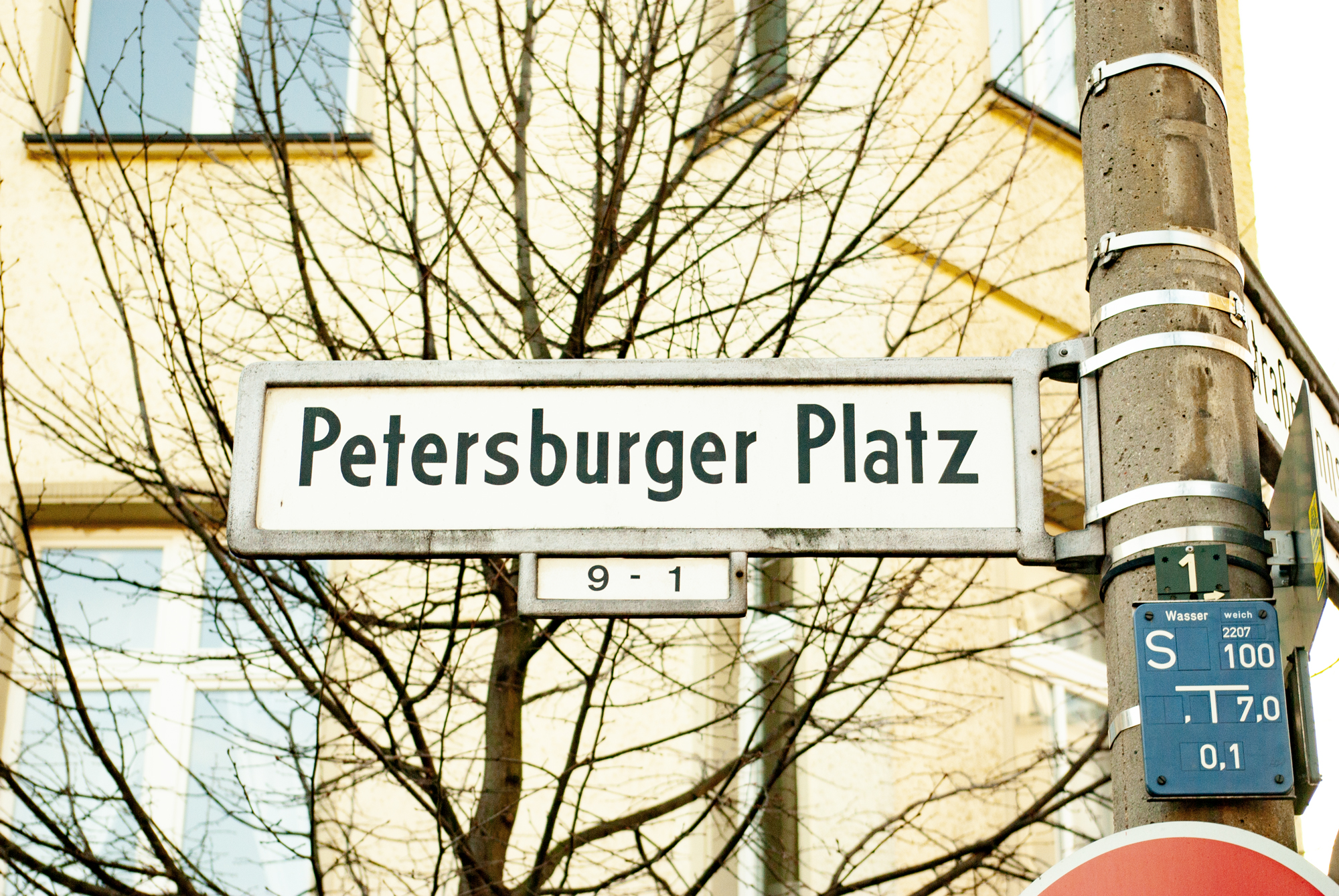 Schild eines Straßennamens mit der Aufschrift Petersburger Platz