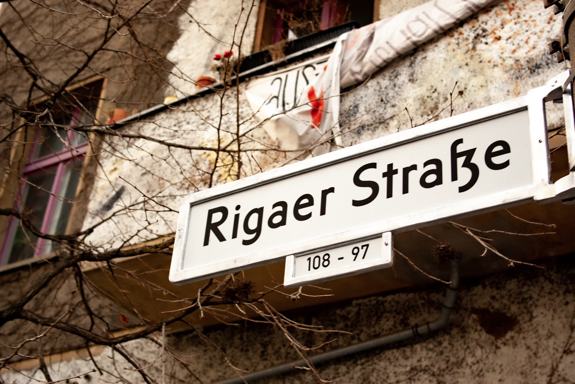 Straßenschild mit der Aufschrift Rigaer Straße