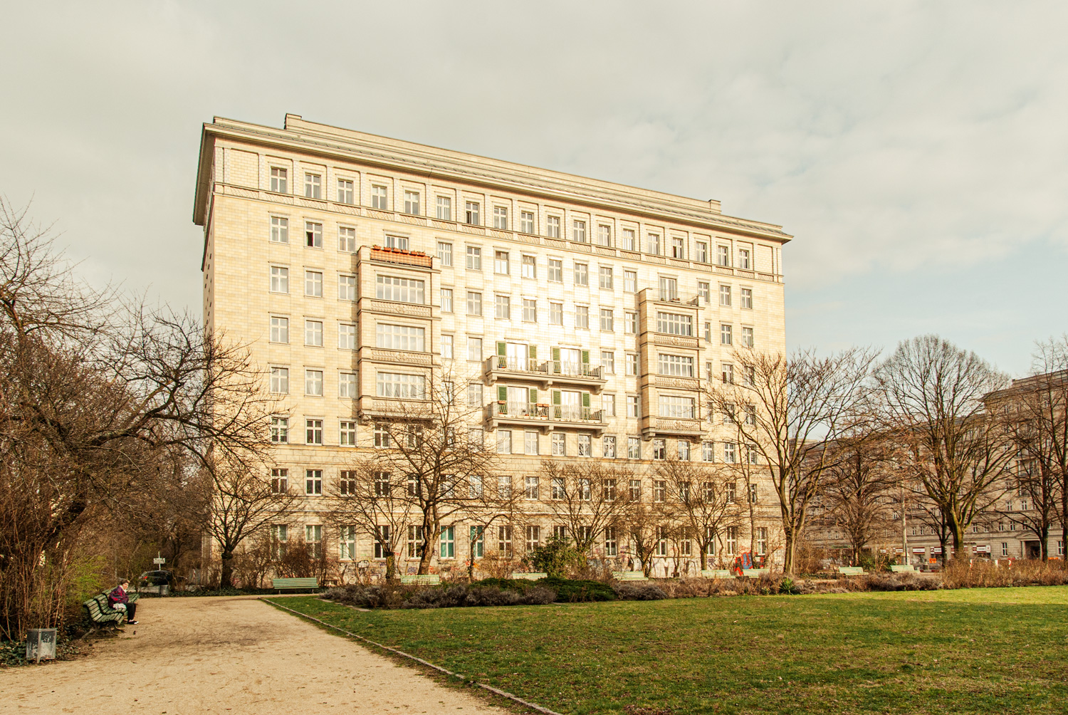 Rosengarten mit Stalinbauten im Hintergrund